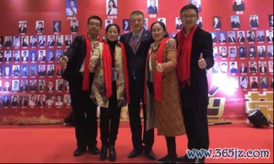图：汤剑和团队在一起
