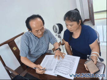 图：卢海啸与同事讲解材料